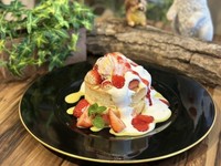 じっくり焼き上げたふわふわの生地
ふわふわのクリームとフレッシュな苺で重くなく中には苺ソースも入っているので食べやすいです。
あまおう苺のアイスと一緒にお召し上がりください。