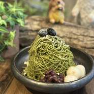 目の前で生絞りし、仕上げさせていただきます。
中には胡麻アイスや抹茶のチーズソースを使用し、濃厚でしっかりした抹茶の味をやわらげ食べやすいです。
小豆や白玉と一緒にお楽しみください。
