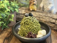 目の前で生絞りし、仕上げさせていただきます。
中には胡麻アイスや抹茶のチーズソースを使用し、濃厚でしっかりした抹茶の味をやわらげ食べやすいです。
小豆や白玉と一緒にお楽しみください。