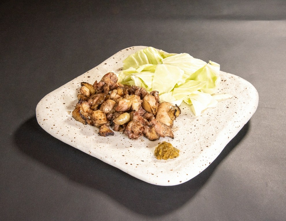 京紅地鶏のもも炭火焼