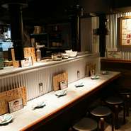お仕事帰りのサク飲み・サク飯にもおすすめ。ぜひお気軽にお立ち寄りください。お一人様や少人数様でもご利用いただきやすいカウンター席を完備。一人の充実した時間を過ごせるとっておきの場所です。