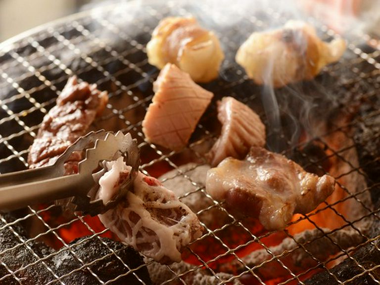 新鮮なホルモンを七輪で焼き上げてお愉しみください。