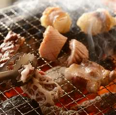 新鮮なホルモンを七輪で焼き上げてお愉しみください。