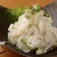 コリコリした食感で丁寧に洗い上げた真っ白な『白センマイ』。第三胃の一部で、グレーのセンマイを洗い上げ、真っ白なコリコリ食感にしたもの。塩で食べてみてください。