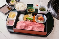 （松阪牛肩ロース/黒毛和牛サーロイン）
～野菜焼き/豆腐キムチ/もつ煮込み/
ライス/スープ/杏仁豆腐 付き～