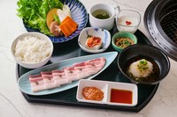 ～野菜焼き/豆腐キムチ/もつ煮込み/
ライス/スープ/杏仁豆腐 付き～