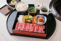 ～野菜焼き/豆腐キムチ/もつ煮込み/
ライス/スープ/杏仁豆腐 付き～