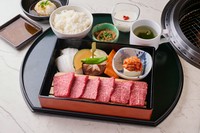 ～野菜焼き/豆腐キムチ/もつ煮込み/
ライス/スープ/杏仁豆腐 付き～