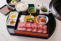 ～野菜焼き/豆腐キムチ/もつ煮込み/
ライス/スープ/杏仁豆腐 付き～