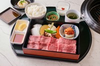 （牛タン/黒毛和牛赤身/黒毛和牛サーロイン）
～野菜焼き/豆腐キムチ/もつ煮込み/
ライス/スープ/杏仁豆腐 付き～