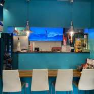 60インチのモニターが目の前にある大人気カウンター席（2名さまが理想）