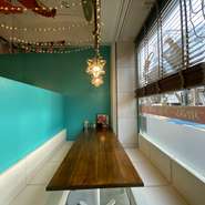 他のお席とは仕切り（壁）があるBOX席（中）