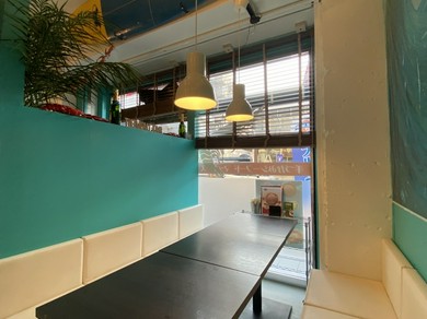 半個室とBOX席、カウンターでのお席構成。