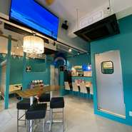 サーフボードが飾られ、海をイメージするターコイズブルーの店内はアメリカ西海岸カリフォルニアを感じさせられる。海外に居るような雰囲気で食事が楽しめます。