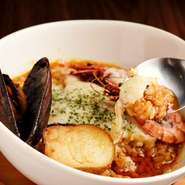 魚介出汁のたっぷり出た残りのケイジャンソースで作ります。こちらもチーズとの相性最高！