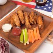 日本ではあまりお目にかかれない1品。甘辛いバッファローウイングチキンはアメリカではファストフードの定番！