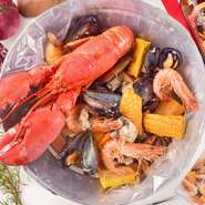 2名さま分。マッキーズオリジナルケイジャンソースの中に、大きなロブスター丸ごと1匹と、エビ、そして当日のお勧め魚介類を2品、トウモロコシと日替わりの野菜が1品入ってるお得なコンボ