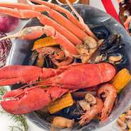 2名さま分。マッキーズオリジナルケイジャンソースの中に、大きなロブスター丸ごと1匹、季節のカニ、エビ、そしてお客さまが選ぶ好きなトッピング2品、トウモロコシと日替わりの野菜が1品入ってるお得なコンボ