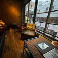  ゆったりと長時間リラックスして過ごして頂けるよう、ほとんどの席を贅沢にソファー席としております。