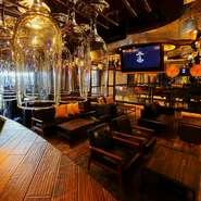 ひとりでゆったりした時間を楽しんだり、 友人とのコミュニケーションを楽しむ場としてもオススメです。 シーシャから生まれる新たな出会いもあるかもしれません。