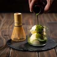 宇治抹茶を使用した抹茶を、バニラアイスにかけてお召し上がりください。