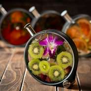 全米で話題のポートホールサングリアを当店でお楽しみできます。
インテリアのようなデザインボトル。赤と白のサングリアワインにフルーツや野菜・ハーブを入れ香りと果汁ゆっくりと楽しむサングリアです。