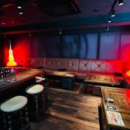 開放的なソファー席やカウンター席などがあり、様々なシーンでご利用いただけます。深夜営業を行っているため、宴会終わりの二次会などにもおすすめです。贅沢で過ごしやすい、当店をぜひご利用ください。