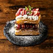 パイ生地をホットサンドの機械で焼き上げたストロベリーナポレオンパイをイメージしたスイーツ
パイ生地とカスタードクリームを重ね合わせて季節のフルーツをふんだんに使った華やかなホットサンドパイです。