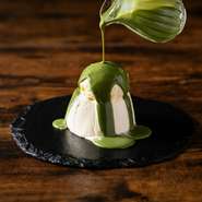 クリームチーズを加えた濃厚プリン。濃厚プルルンプリン・バニラアイス・抹茶チョコレートソースの3拍子がプリン好きには堪らない逸品！抹茶ソースがアフォガート風にかけられているインスタ映えも間違いなしです。