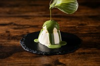 クリームチーズを加えた濃厚プリン。濃厚プルルンプリン・バニラアイス・抹茶チョコレートソースの3拍子がプリン好きには堪らない逸品！抹茶ソースがアフォガート風にかけられているインスタ映えも間違いなしです。