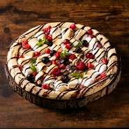 ピザ生地に溶かしたチョコがのり、その上にマシュマロがトッピングされ、焼き上げられるスイーツピザ
マシュマロがチーズのような、とろける食感になる楽しくて美味しいスイーツピザ。ぜひ一度お試しを！