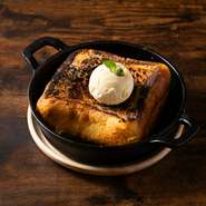 ふわとろ特製厚切りフレンチトースト
5cmほどの高さがあるフレンチトーストで、外はカリっと香ばしく、なかはトロトロふわふわの柔らかさ。少し揺らしてみるとプルプルとプリンのように震えます。