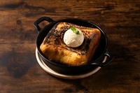 ふわとろ特製厚切りフレンチトースト
5cmほどの高さがあるフレンチトーストで、外はカリっと香ばしく、なかはトロトロふわふわの柔らかさ。少し揺らしてみるとプルプルとプリンのように震えます。