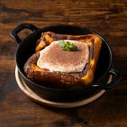 ふわとろ特製厚切りフレンチトースト
5cmほどの高さがあるフレンチトーストで、外はカリっと香ばしく、なかはトロトロふわふわの柔らかさ。少し揺らしてみるとプルプルとプリンのように震えます。