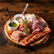 名物！肉盛りレギュラー（２～3人前） 厚切りベーコン 生ハム・ローストビーフ・ロースハム・蒸し鶏 ジェノベーゼソース&棒棒鶏ソース