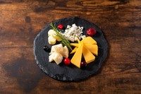 ゴルゴンゾーラチーズ、パルメザンチーズ、ナチュラルチーズ、チェダーチーズの4種盛り合わせ