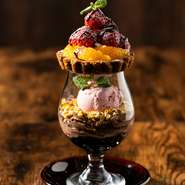 1月から3月まで限定販売
香ばしくサクサクに焼き上げたタルトにふんだんに苺を載せた見た目でも楽しめるパフェです。季節によって旬の食材が変わります。