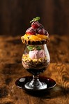魅惑の食べる宝石　季節の夜パフェ　ショコラストロベリータルトパフェ