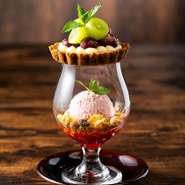 11月限定
香ばしくサクサクに焼き上げたタルトにふんだんにフルーツを載せた見た目でも楽しめるパフェです。秋はシャインマスカットの季節『エメラルドマスカットタルトパフェ』季節によって旬の食材が変わります。