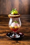 11月限定
香ばしくサクサクに焼き上げたタルトにふんだんにフルーツを載せた見た目でも楽しめるパフェです。秋はシャインマスカットの季節『エメラルドマスカットタルトパフェ』季節によって旬の食材が変わります。