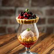 魅惑の食べる宝石　季節の夜パフェ新作
『ベリー＆ベリータルトパフェ』