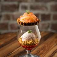 5～6月限定　魅惑の食べる宝石　季節の夜パフェ新作
『ピーチササファイアタルトパフェ』