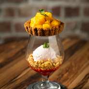 7～8月限定　魅惑の食べる宝石　季節の夜パフェ新作
『マンゴークオーツタルトパフェ』