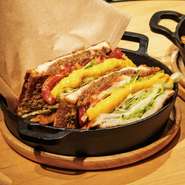 THE SHISHA HOUSE オリジナルのスパイスを使用し本格メキシカンサルサソースとスパイシーなタコミートが奏でるホットサンド
チーズとフレッシュ野菜との相性も抜群です