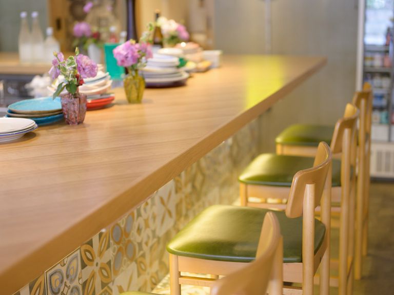 フレンドリーなスタッフが出迎える明るい居酒屋