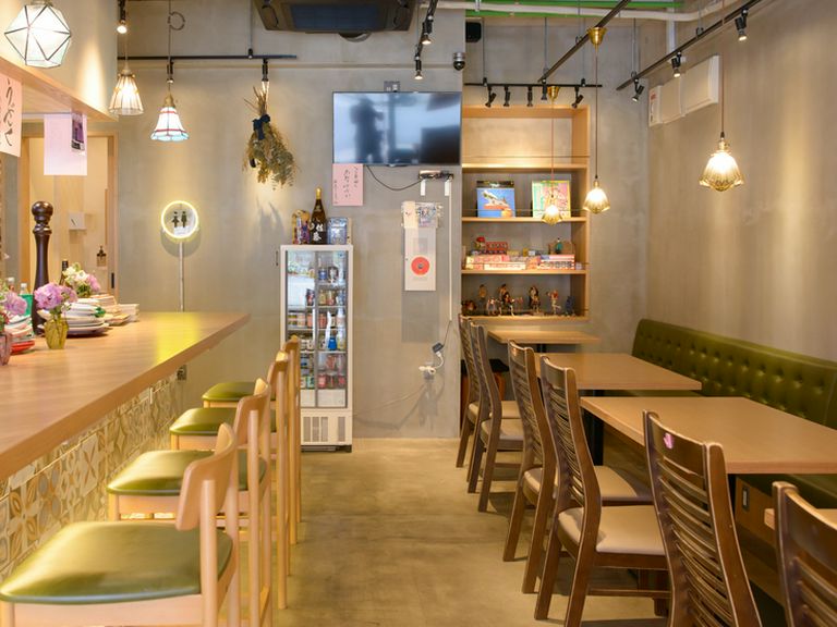 おしゃれごはんとお酒を楽しみ、会話を弾ませて