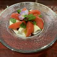 高級なトマトとチーズ使います。