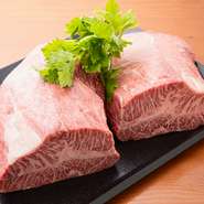 八戸にある西村牧場から直送の「さめっこ牛」は、一年で数頭しか出荷されないという希少な牛。脂がさっぱりしているのに、味が濃くておいしい牛肉です。『タタキ』『串』『炙り焼き』『まぶし』があります。