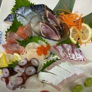 明石の契約市場より毎日仕入れた新鮮な鮮魚をお造りで！