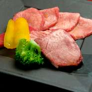 「最もおいしく食べられるように」と、タンの状態を確認しながらカット。『厚切りタン』は切れ目を入れることで、サクッと噛み切ることができます。
厚切りタン　3500円
特上タン　2700円